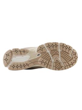 Sapatilhas New Balance M2002R bege para mulher.