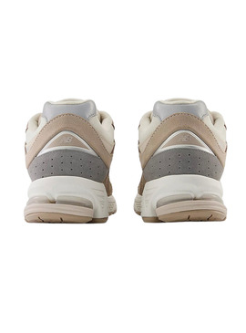 Sapatilhas New Balance M2002R bege para mulher.