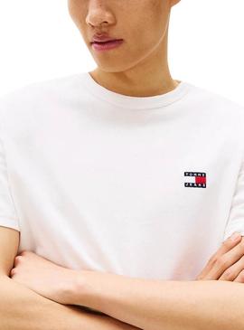 Camiseta Tommy Jeans Badge bege para homem.