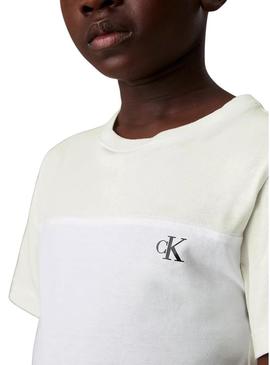 Camisetas Calvin Klein Color Block branco e preto.