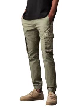 Calça Calvin Klein Cargo verde para homem.