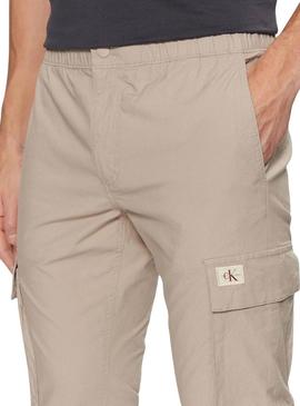 Calça Calvin Klein Cargo bege para homem