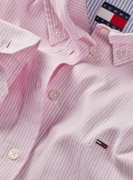 Camisa Tommy Jeans Oxford listrada rosa para mulher.