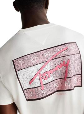 Camiseta Tommy Jeans Flag branca para homem.