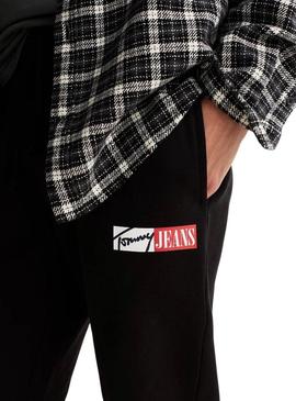 Calça Tommy Jeans Entry preta para homem.
