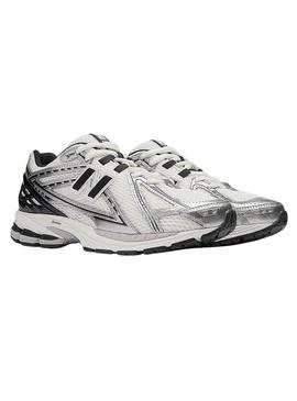 Sapatilhas New Balance 1906R prateadas para mulher e homem.