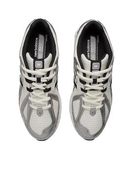 Sapatilhas New Balance 1906R prateadas para mulher e homem.