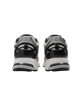 Sapatilhas New Balance 1906R prateadas para mulher e homem.
