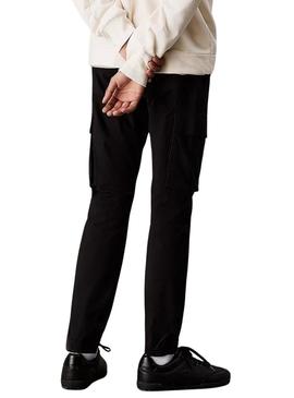 Calça Skinny Cargo preta da Calvin Klein para homem.