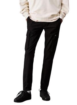 Calça Skinny Cargo preta da Calvin Klein para homem.