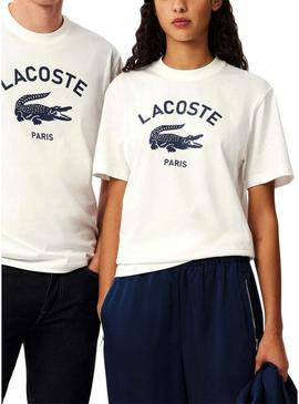 Camisa Lacoste com logo estampado em branco para homens e mulheres.