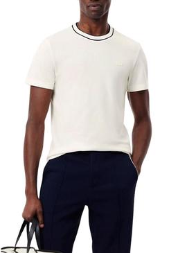 Camiseta Lacoste bege com gola listrada para homem.