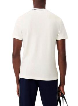 Camiseta Lacoste bege com gola listrada para homem.