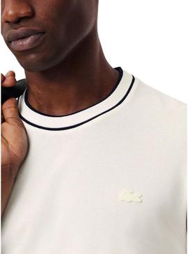Camiseta Lacoste bege com gola listrada para homem.