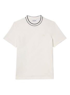 Camiseta Lacoste bege com gola listrada para homem.