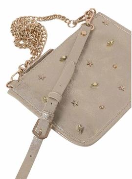 Bolsa Mayoral metálica com tachas douradas para menina.