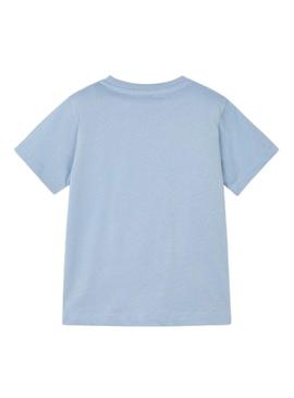 Camiseta Mayoral estampada em azul pérola para menino.