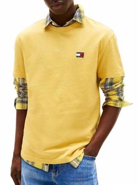 Camiseta Tommy Jeans Badge amarelo para homem.