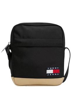 A bolsa transversal Tommy Jeans Daily Reporter preta e bege.