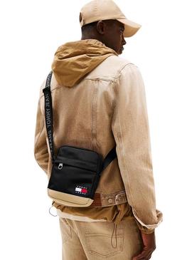 A bolsa transversal Tommy Jeans Daily Reporter preta e bege.