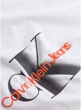 Camiseta Calvin Klein Jeans Monologo branca para homem.