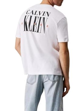 Camiseta Calvin Klein Jeans Serif branca para homem.
