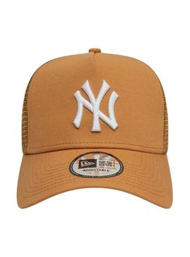 Boné New Era League Essential Trucker New York Yankees camelo.