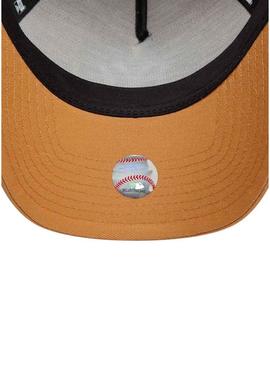 Boné New Era League Essential Trucker New York Yankees camelo.