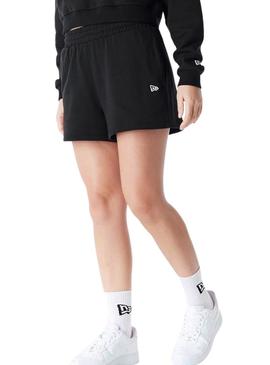 Calça curta New Era New York Yankees Essential preta para mulher.
