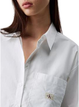 Camisa Calvin Klein Jeans Cropped branca para mulher.