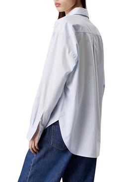 Camisa Calvin Klein Jeans Relaxed azul e branco para mulher.