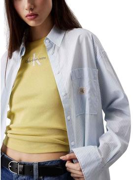 Camisa Calvin Klein Jeans Relaxed azul e branco para mulher.