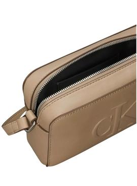 Bolsa Calvin Klein Jeans Sculpted Camera bege para mulher