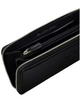 Carteira Calvin Klein Jeans Sculpted Zip preta para mulher.