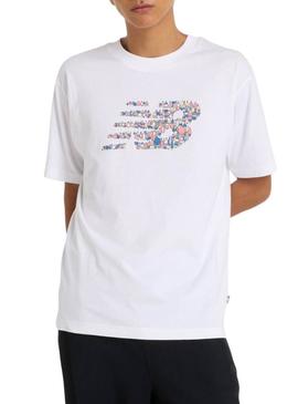 Camiseta New Balance com logotipo gráfico branco para homens.