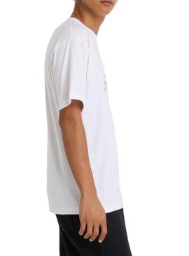 Camiseta New Balance com logotipo gráfico branco para homens.
