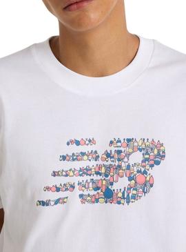 Camiseta New Balance com logotipo gráfico branco para homens.