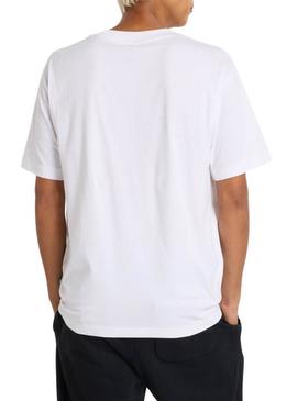 Camiseta New Balance com logotipo gráfico branco para homens.