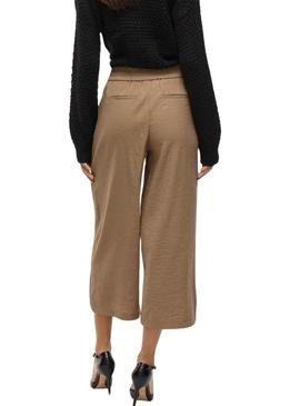 Calça Vila Vilinea 7/8 em tom de tostado para mulher.