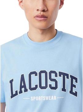 Camiseta Lacoste com logotipo esportivo azul para homem.