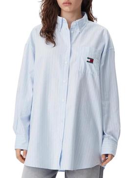 Camisa Tommy Jeans Badge listrada azul e branca para mulher