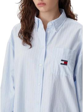 Camisa Tommy Jeans Badge listrada azul e branca para mulher