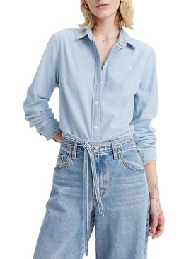 Camisa Levis The Classic denim claro para mulher.