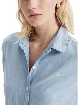 Camisa Levis The Classic denim claro para mulher.