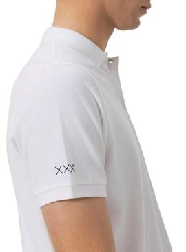Camisa básica branca para homem.