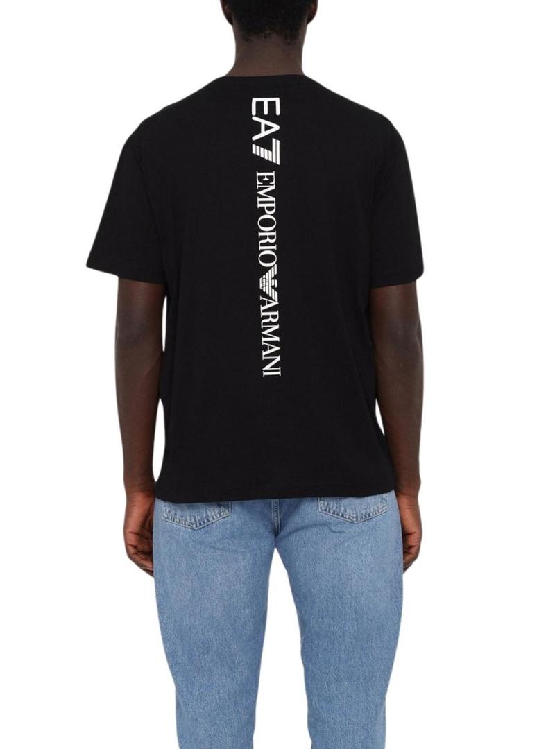 Camiseta Emporio Armani EA7 logo vertical preta para homem.
