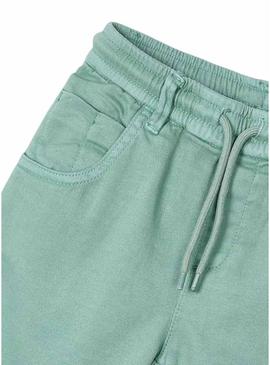 Calça verde Mayoral com cordão em sarja para menino.