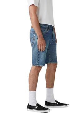 Bermuda jeans Levis 405 padrão lavado médio para homens.