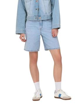 Bermuda Only Robyn em denim azul claro para mulher.