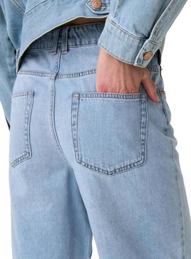 Bermuda Only Robyn em denim azul claro para mulher.